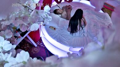 主题酒店上帝视角真实偷拍，颜值可以的姐妹花合资包了一间房专门接客用，服务不错，口活胸推按摩打炮很良心